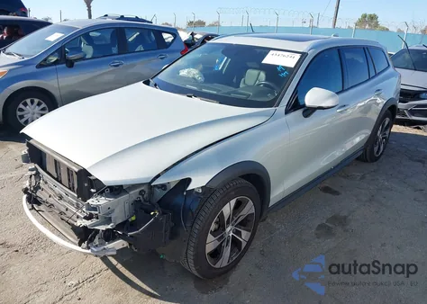 2022 Volvo V60 Cross Country T5 из США, поврежденный, VIN YV4102WK4N2092005